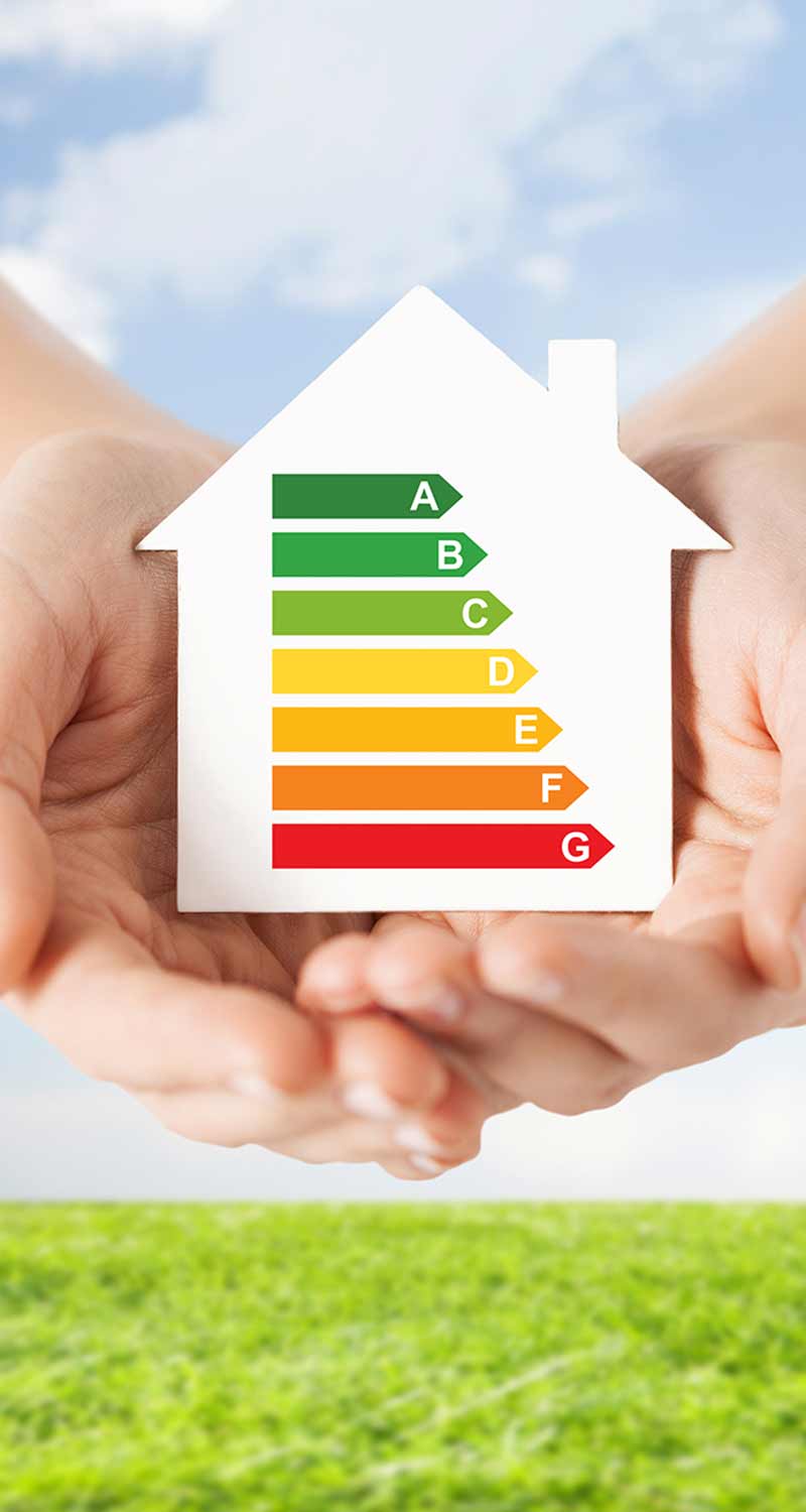energy-saving-real-estate-family-home-concept-closeup-female-hands-holding-white-paper-house-with-energy-efficiency-rating Hände halten Haus mit Energieeffizienzbalken