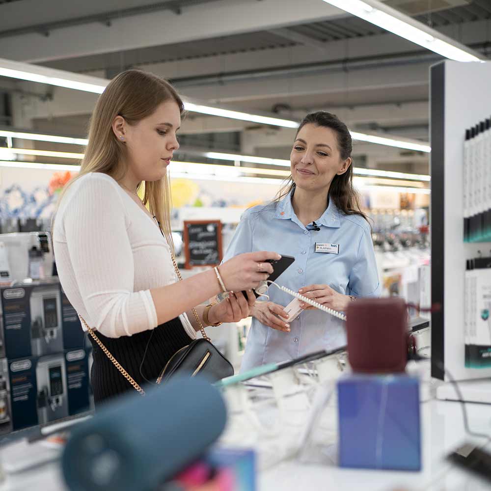 Kundenberatung_DSC02119_web Beratung zu einem Smartphone