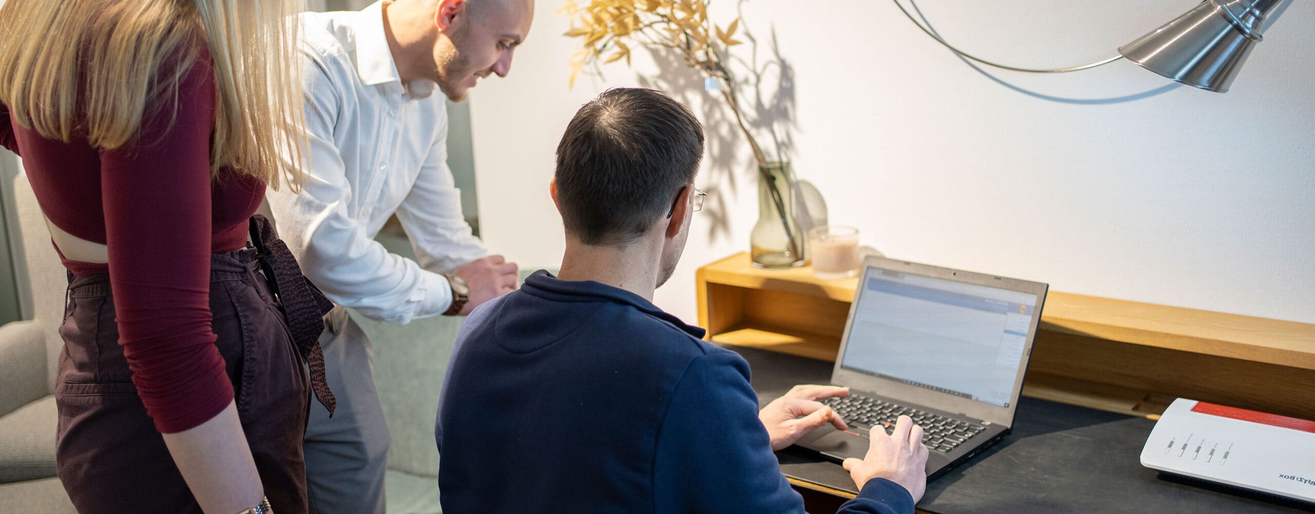 Interneteinrichtung vor Ort, einer unserer Mitarbeiter richtet das Internet an einem Laptop eines Kunden ein.