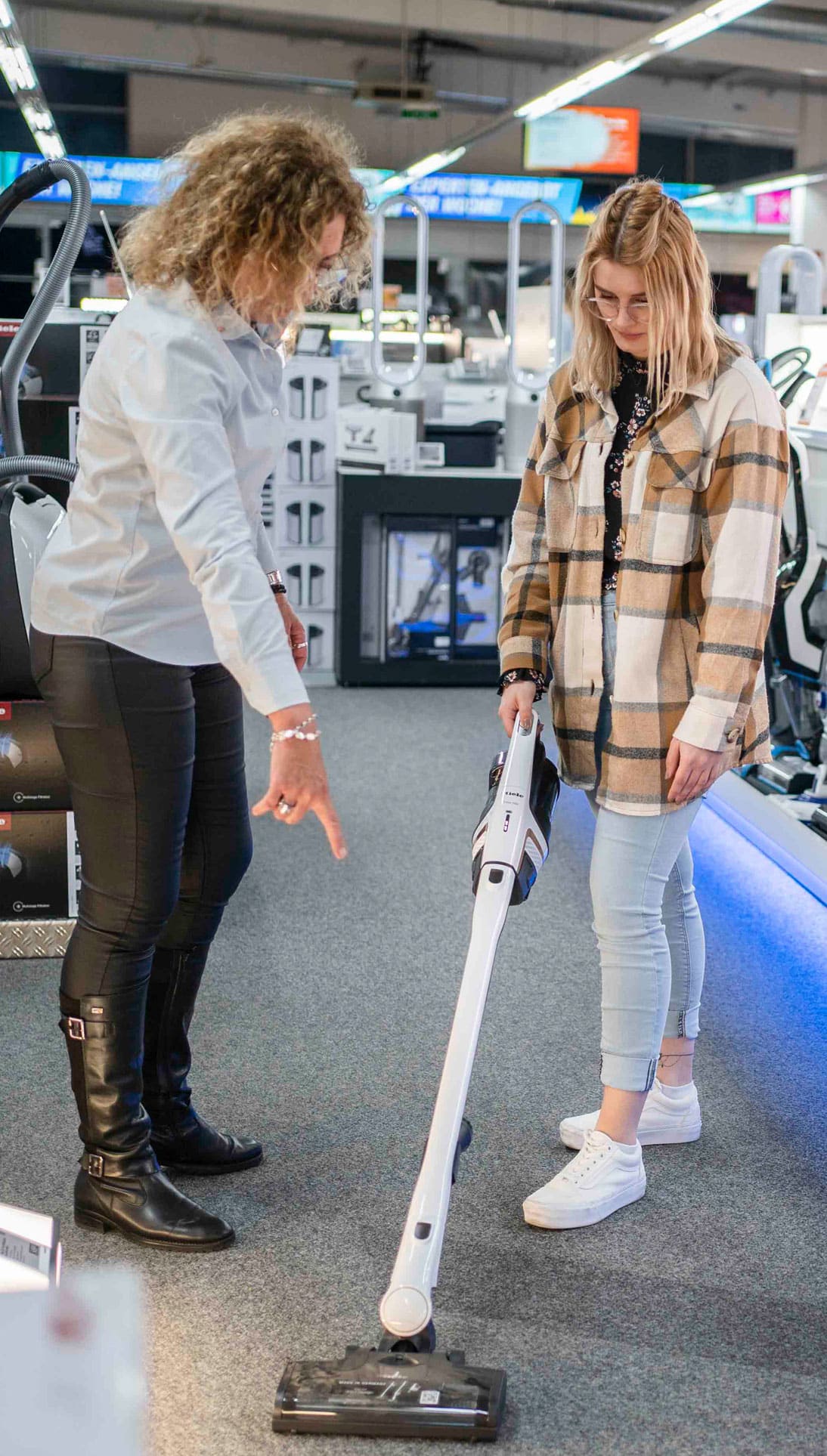 Miele_Kundendienst_hochkant Miele exklusiv Service Beratung Fachmarkt Experte