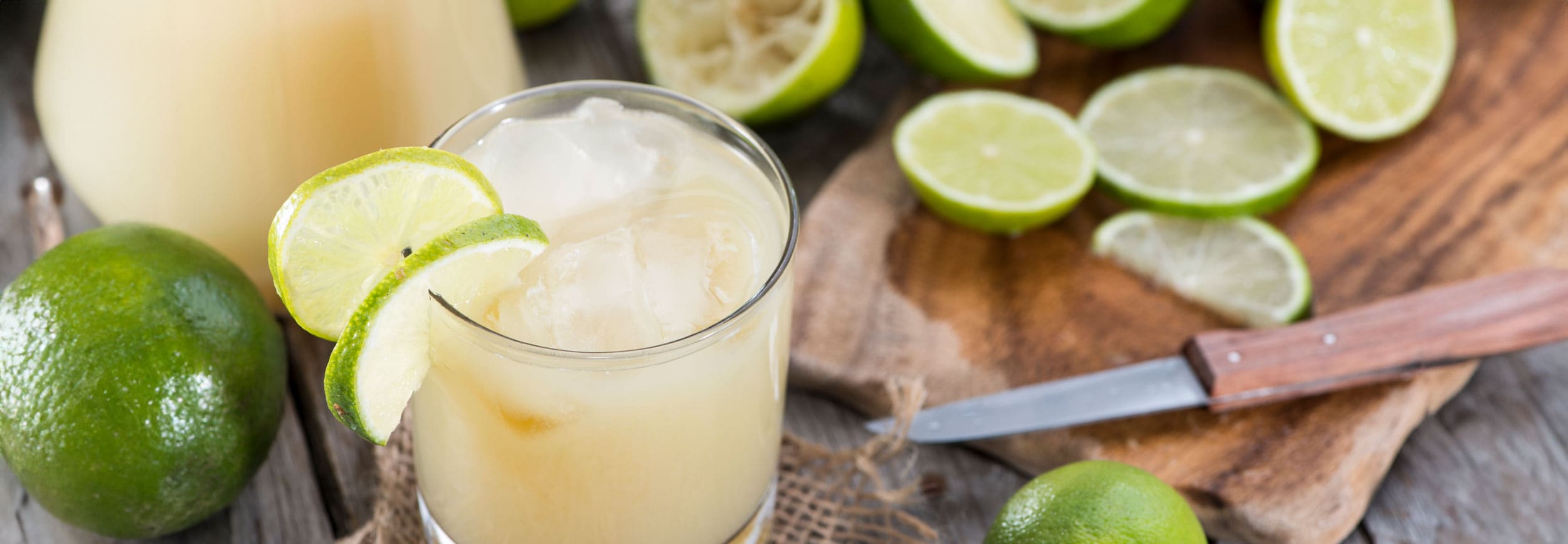 Brasilianische Limonade zu Hause einfach selbst machen - Trendgetränk Rezeptkarte als PDF von expert TeVi * Bild mit KI bearbeitet (Magnific, Adobe)