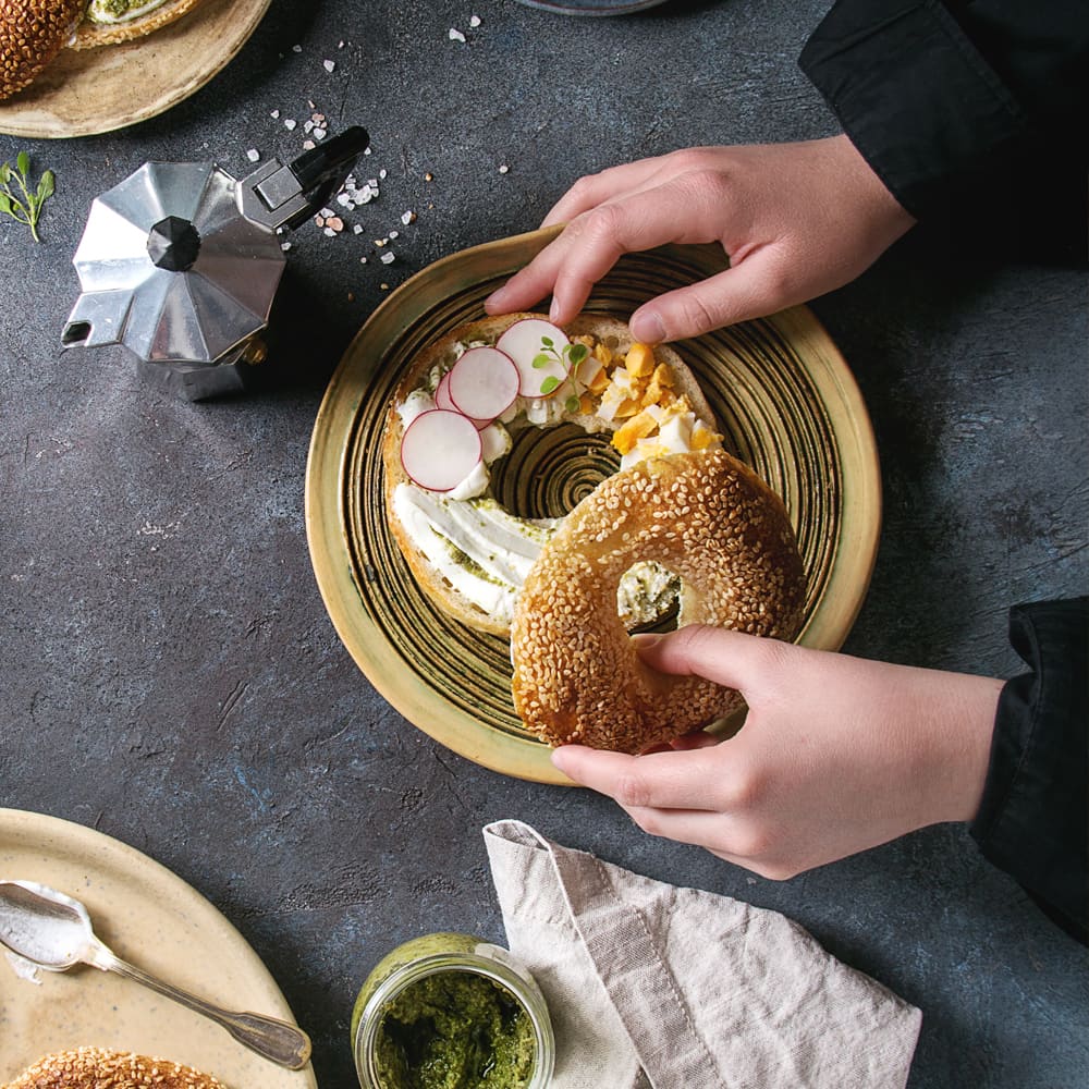 Protein-Bagel Frühstückstisch