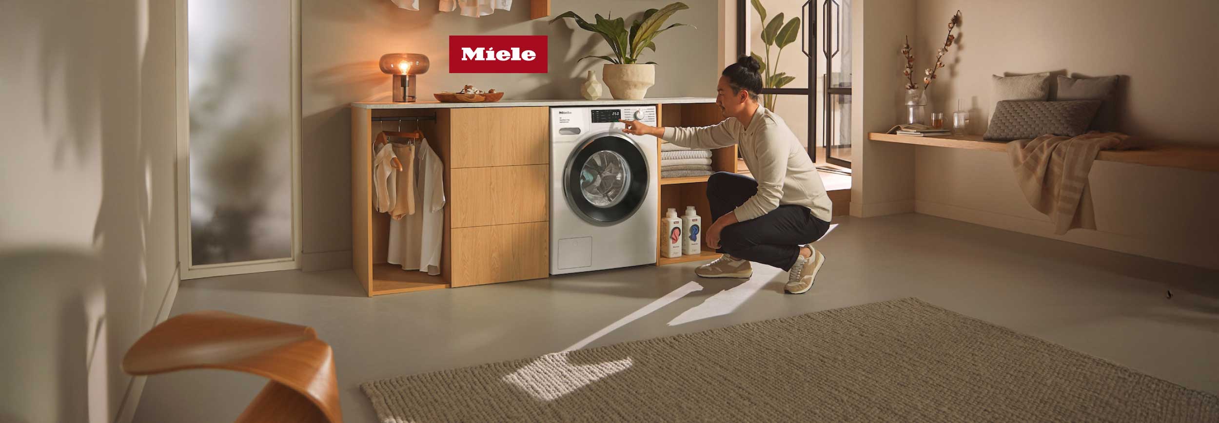 Miele Qaulität im Test bei TeVi - Techniker öffnet Waschmaschine * Bild mit KI bearbeitet (Magnific, Adobe)