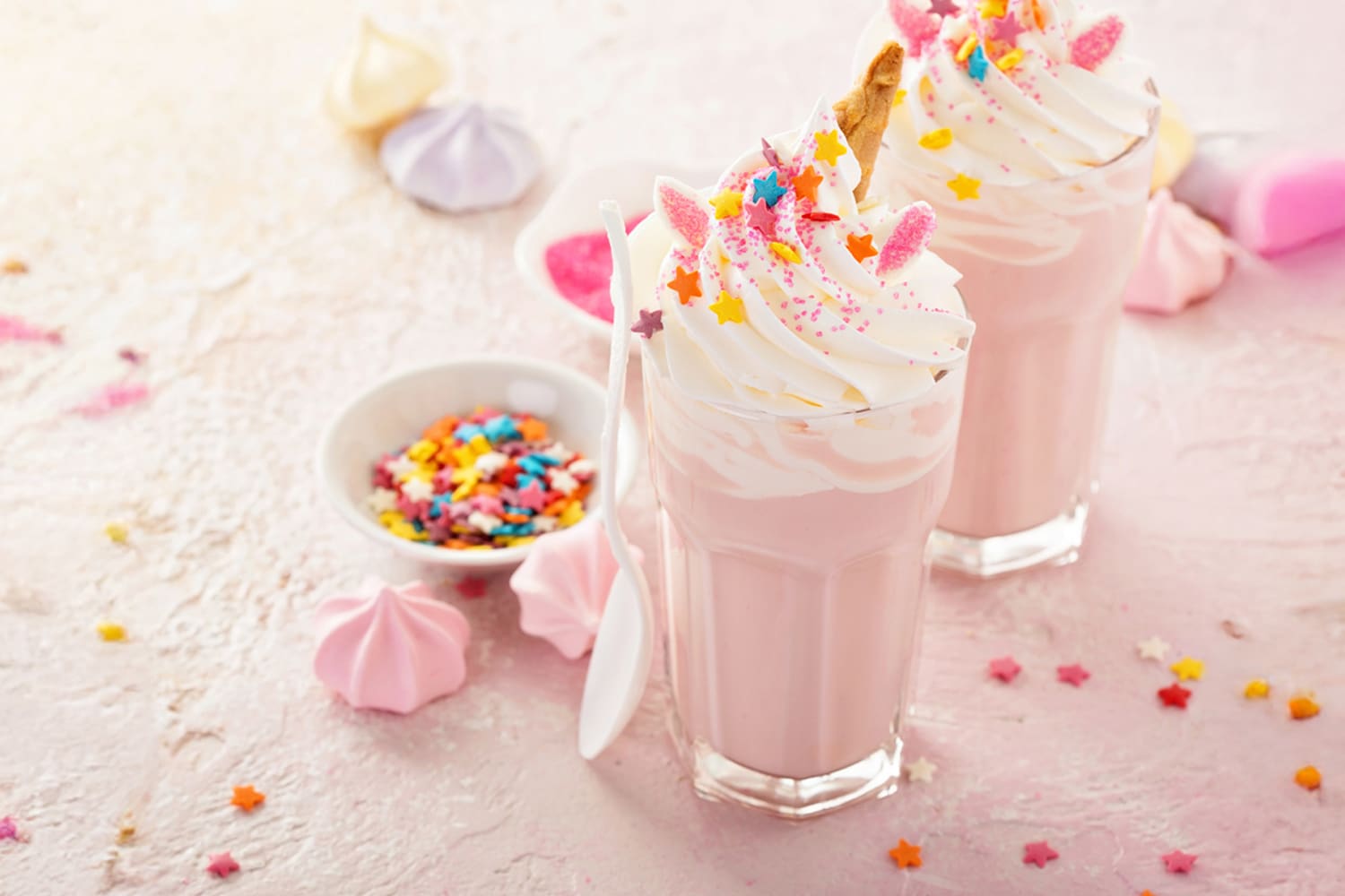 Rosa Einhorn-Vanille-Milchshake Rezept von TeVi * Bild mit KI bearbeitet (Magnific, Adobe)