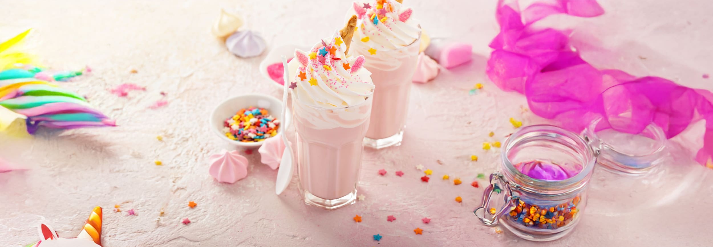 Einhorn-Vanille-Milchshake_Header_2500x868 Rosa Einhorn-Vanille-Milchshake Rezept aus dem Nutribullet von TeVi * Bild mit KI bearbeitet (Magnific, Adobe)