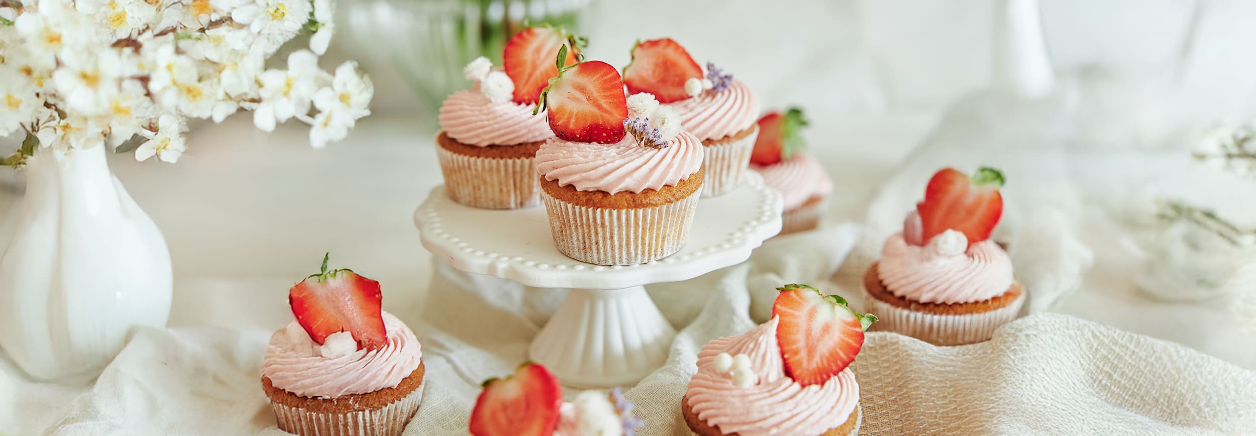 Erdbeercupcake_Header_2500x868 Erdbeer-Vanille-Cupcakes zu Ostern - Rezept von TeVi * Bild mit KI bearbeitet (Magnific, Adobe)