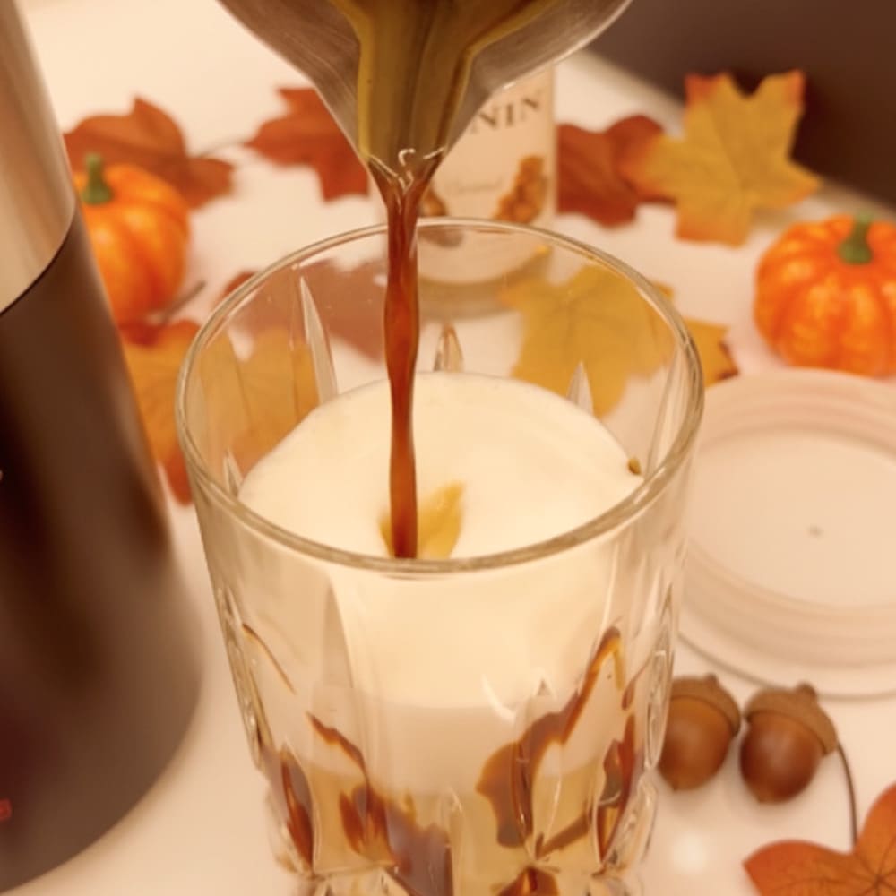Pumpkin-Spice-Latte Zubereitung aus der Jura E8 Rezept von TeVi * Bild mit KI bearbeitet (Magnific, Adobe)