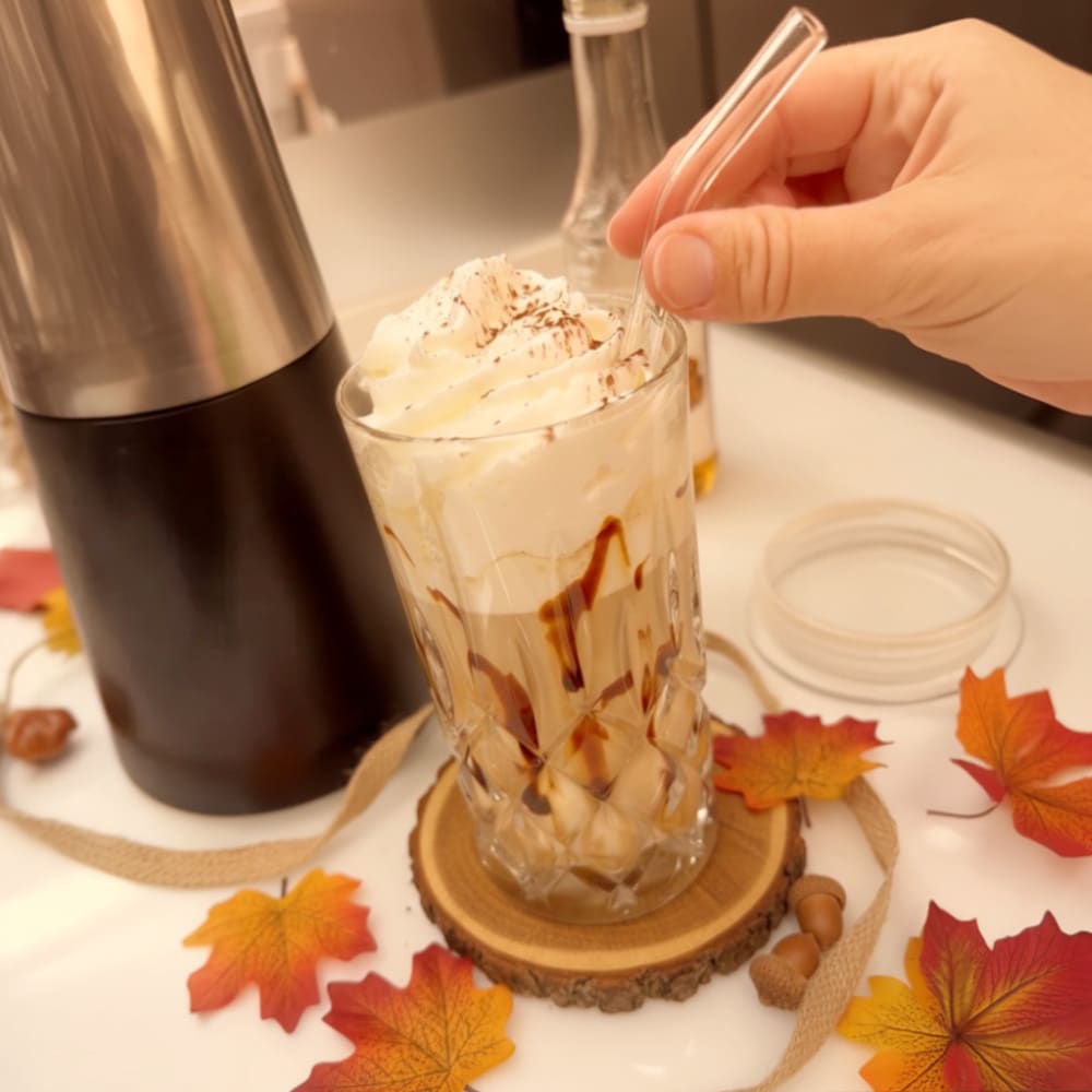 Pumpkin-Spice-Latte aus der Jura E8 Rezept von TeVi * Bild mit KI bearbeitet (Magnific, Adobe)