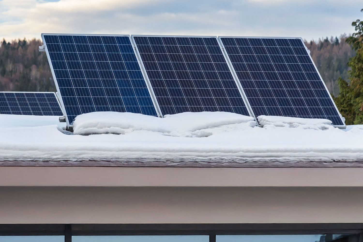 Schnee auf Solaranlage? Solaranlage im Winter:ac So bleibt deine PV-Anlage auch im Winter leistungsfähig * Bild mit KI bearbeitet (Magnific, Adobe)