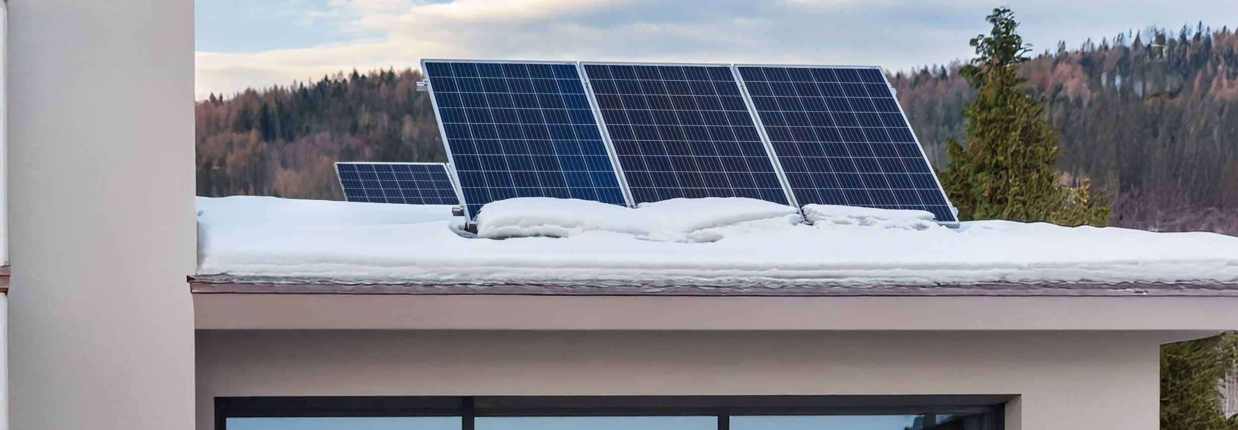 Solaranlage im Winter - So bleibt deine PV-Anlage auch im Winter leistungsfähig * Bild mit KI bearbeitet (Magnific, Adobe)