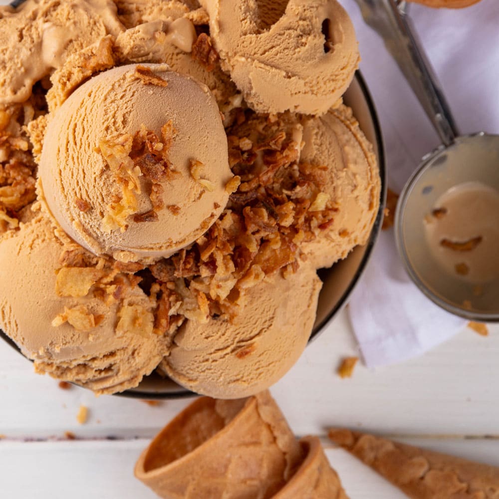 Lotus-Biscoff-Ninja-Creami-Eis-von-oben-TeVi_1000x1000 Lotus Biscoff Eis aus der Ninja Creami Rezept von TeVi * Bild mit KI bearbeitet (Magnific, Adobe)