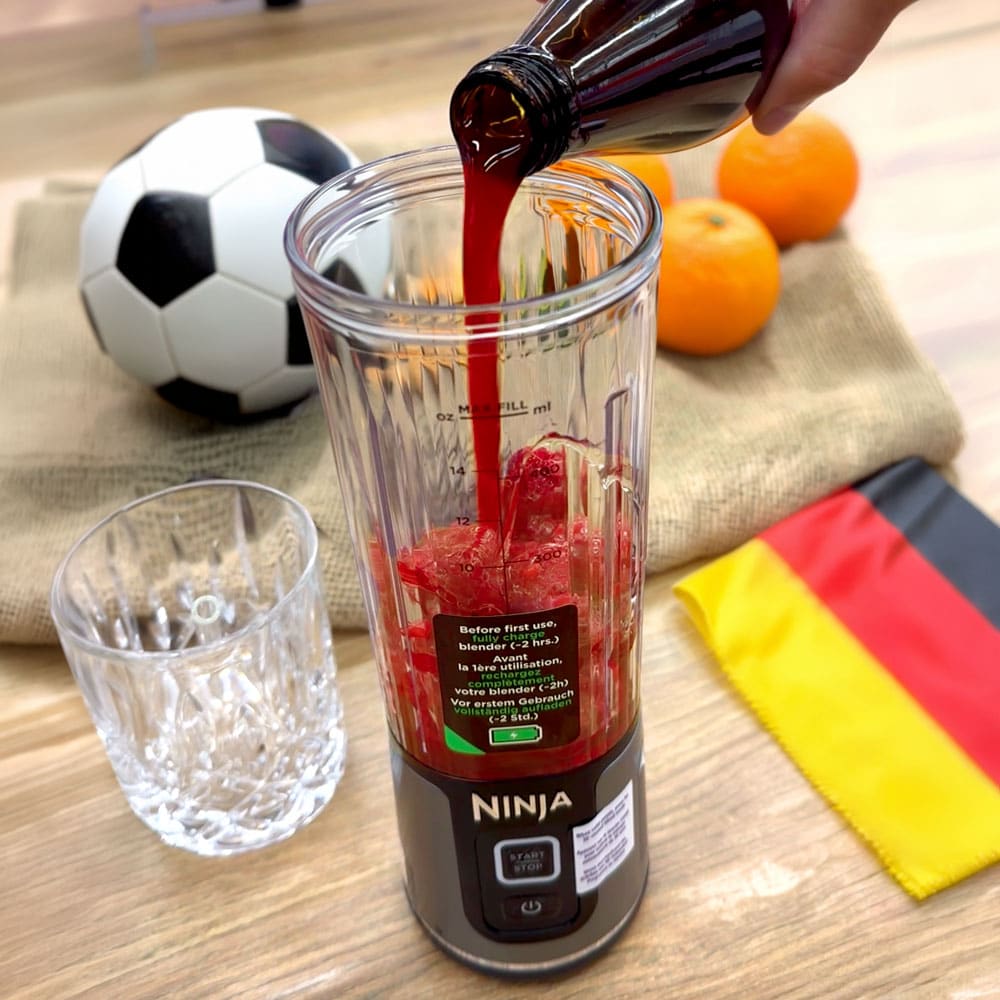 Deutschland-Slushi-Zubereitung-Ninja-Blast-TeVi_1000x1000 Zubereitung des roten Granatapfel Slushis im Ninja Blast - * Mit KI bearbeitet (Magnific, Adobe)